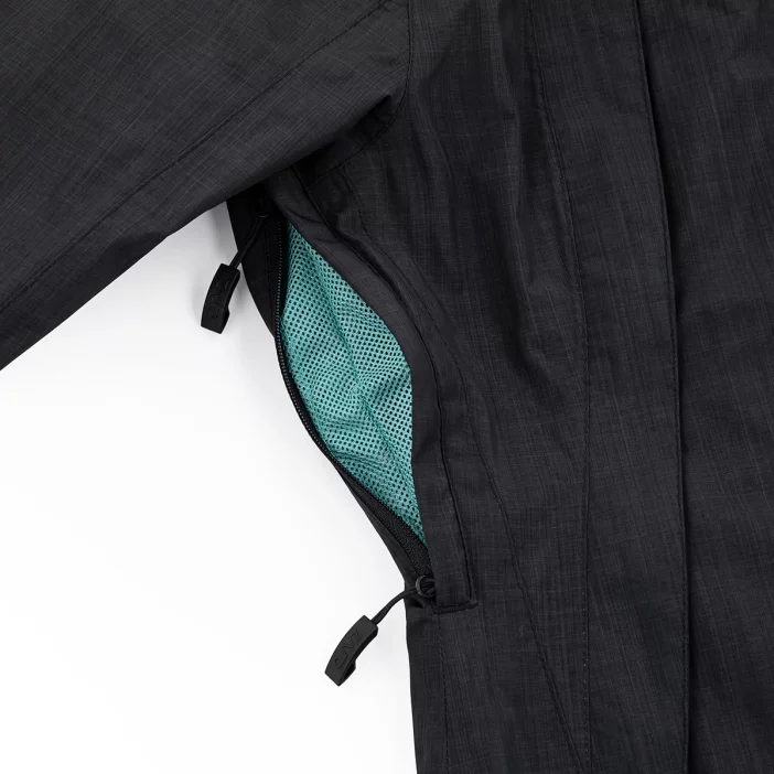 Nepremokavá bunda s priedušnými vlastnosťami.