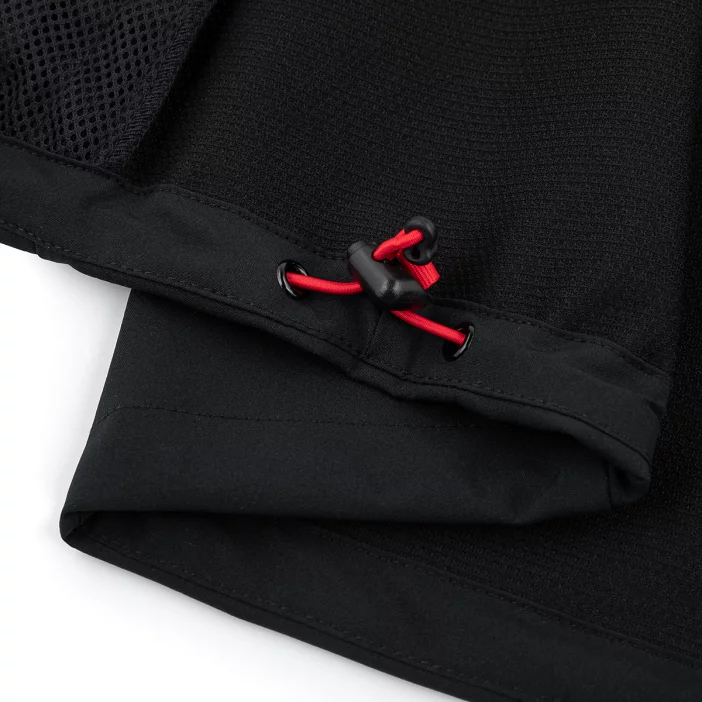 Ľahká a vetruodolná softshellová bunda.