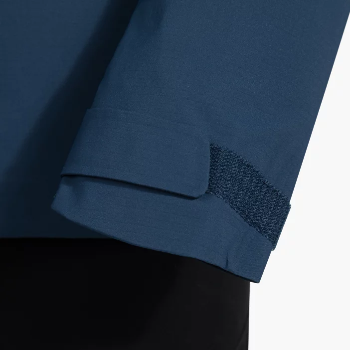 Nepremokavá hardshellová bunda s priedušnou membránou.