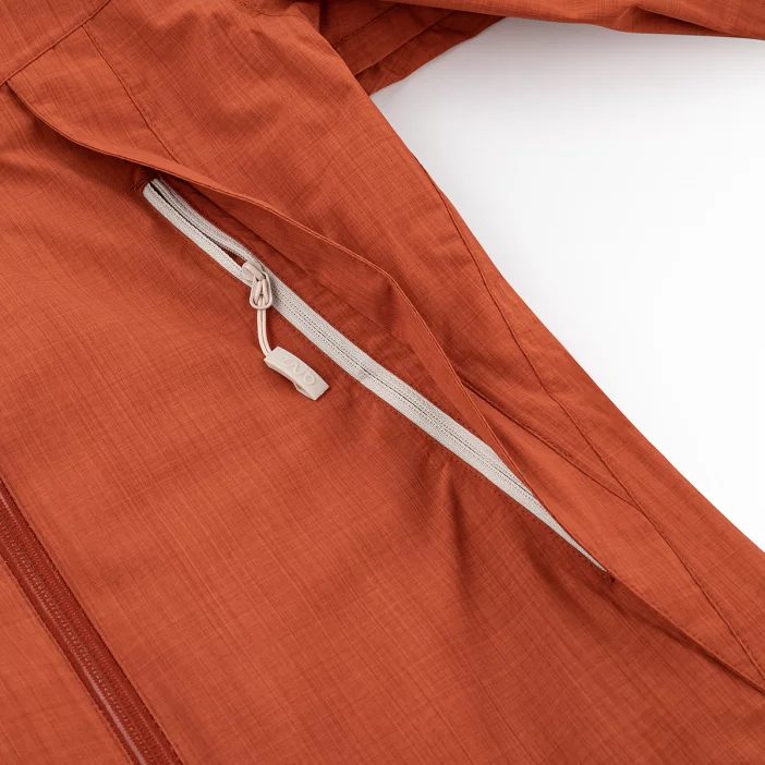 Nepremokavá bunda s priedušnými vlastnosťami.