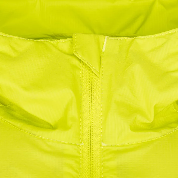 Ultraľahká pánska vetruodolná bunda.