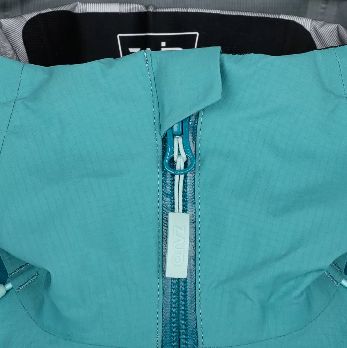 Nepremokavá hardshellová bunda s priedušnou membránou.