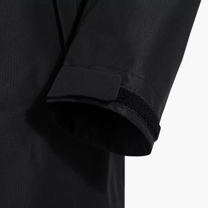 Ľahký a nepremokavý dámsky plášť.