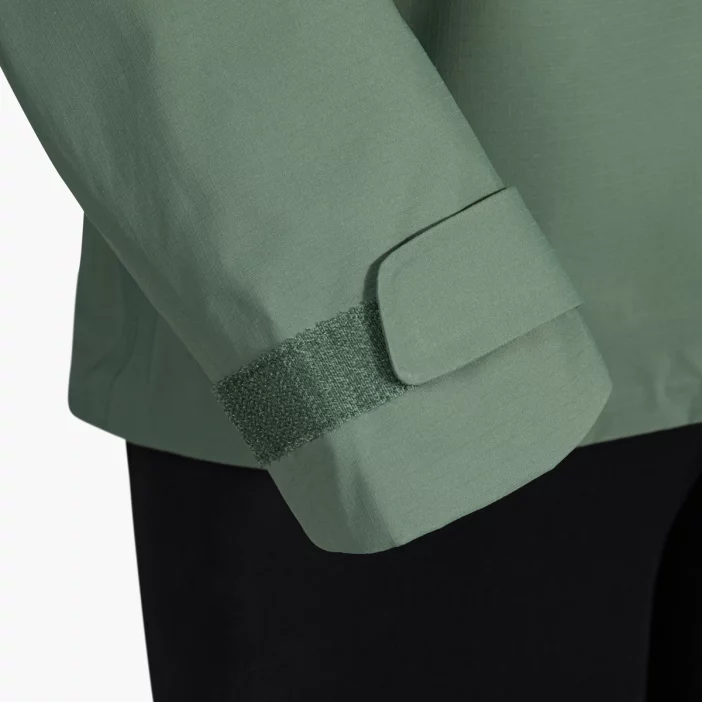 Nepremokavá hardshellová bunda s priedušnou membránou.