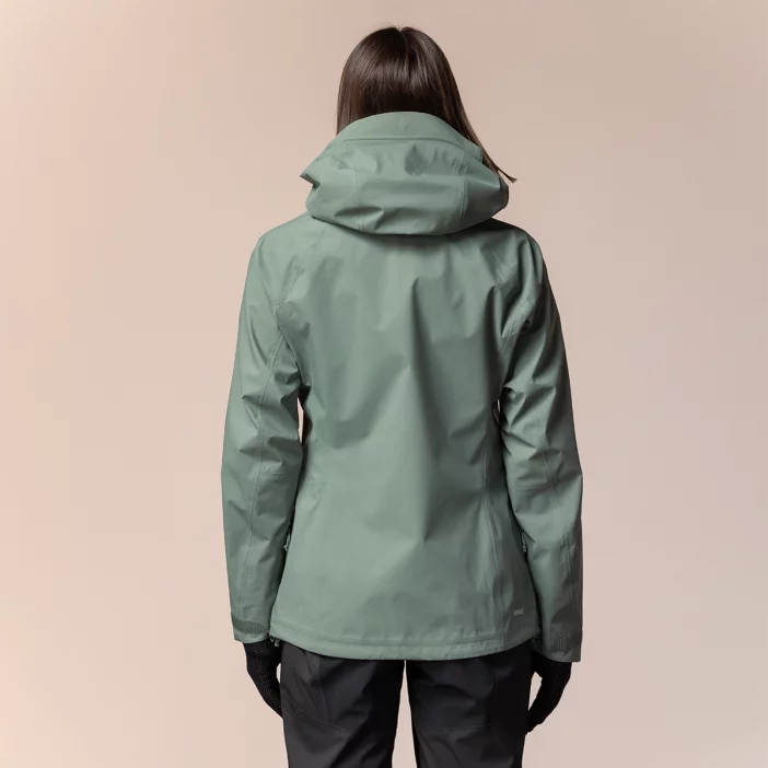 Nepremokavá hardshellová bunda s priedušnou membránou.