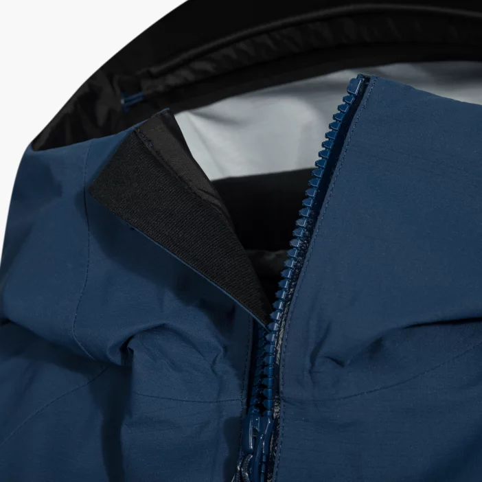 Nepremokavá hardshellová bunda s priedušnou membránou.