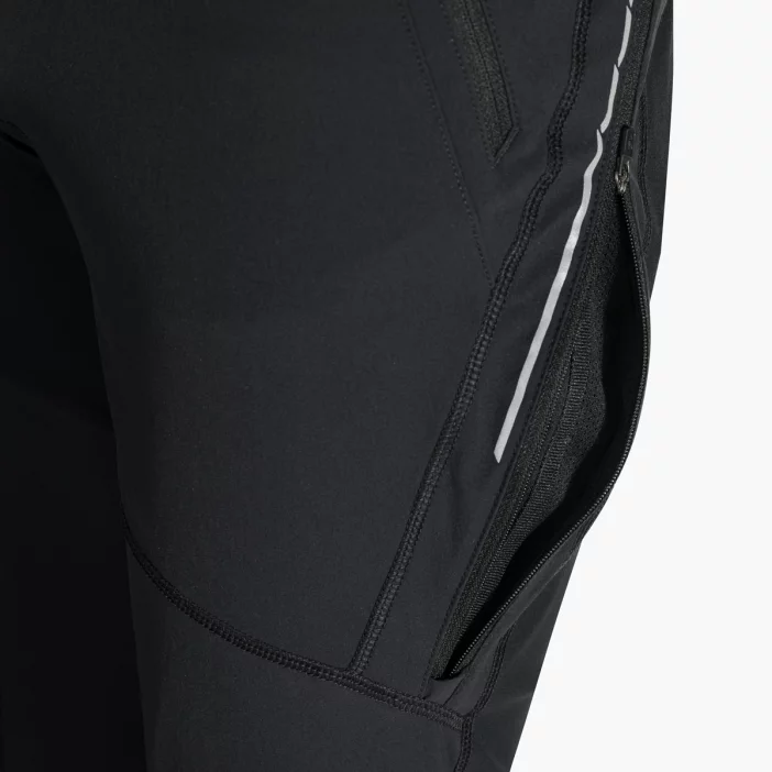 Odolné softshellové turistické nohavice.