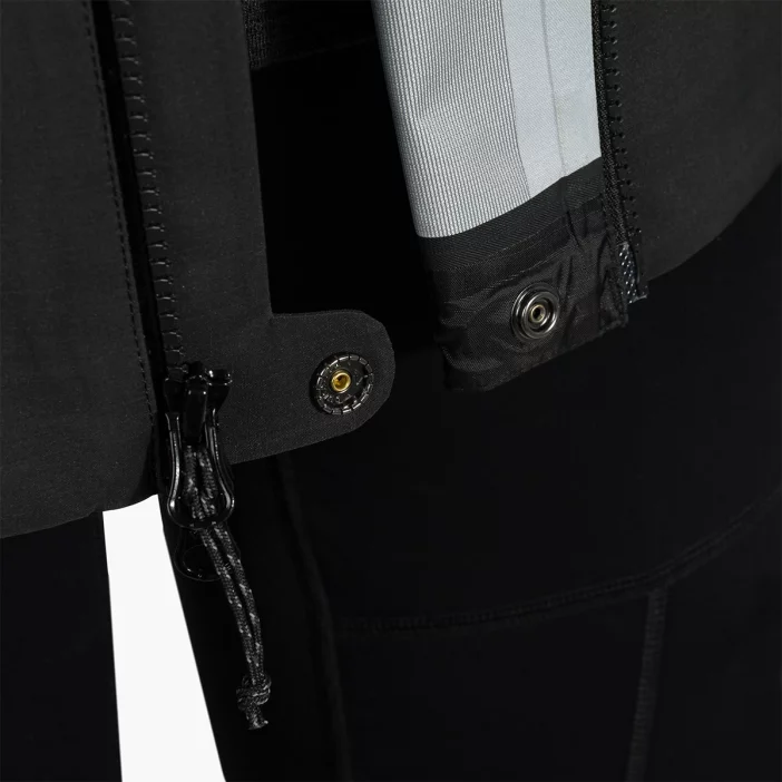 Nepremokavá hardshellová bunda s priedušnou membránou.