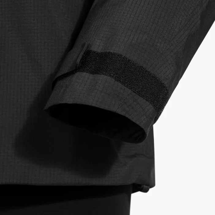 Nepremokavá hardshellová bunda s priedušnou membránou.