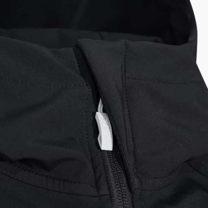 Zateplená a vetruodolná pánska softshellová bunda.