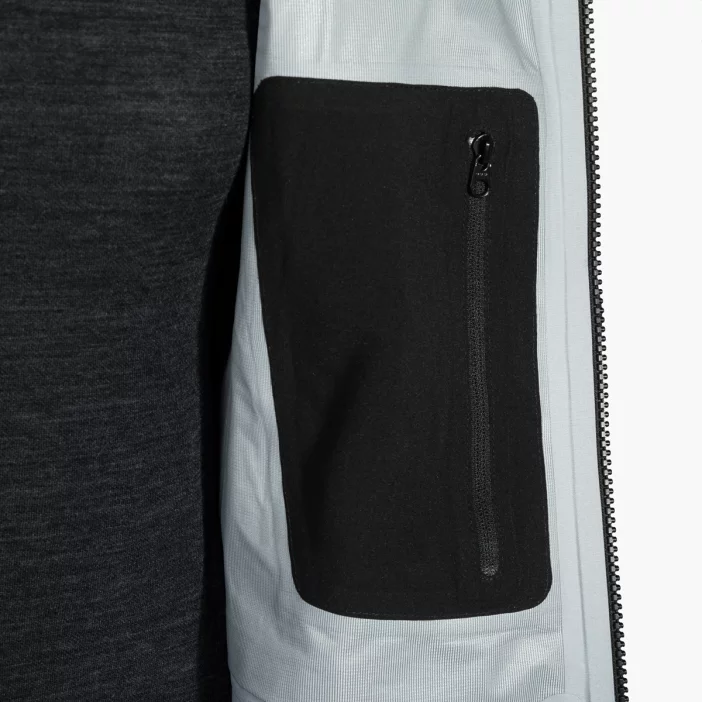 Nepremokavá hardshellová bunda s priedušnou membránou.