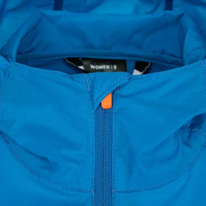 Ultraľahká dámska vetruodolná bunda.