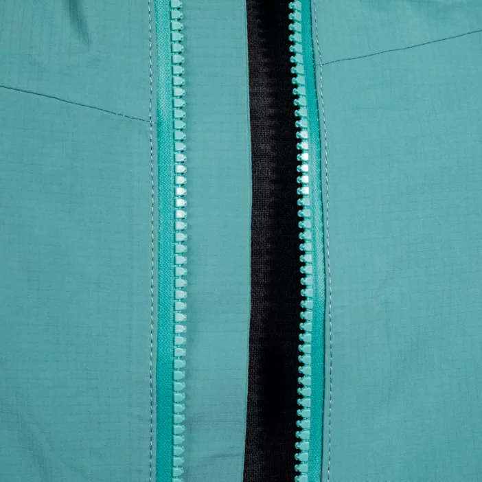 Nepremokavá hardshellová bunda s priedušnou membránou.