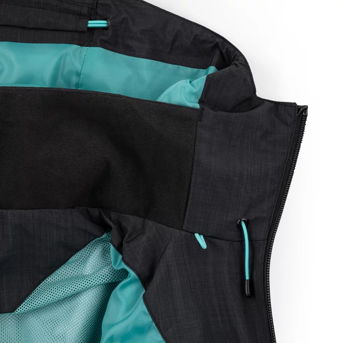 Nepremokavá bunda s priedušnými vlastnosťami.