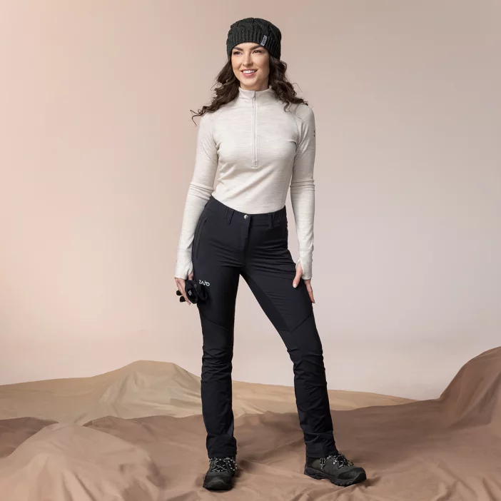 Odolné softshellové turistické nohavice.