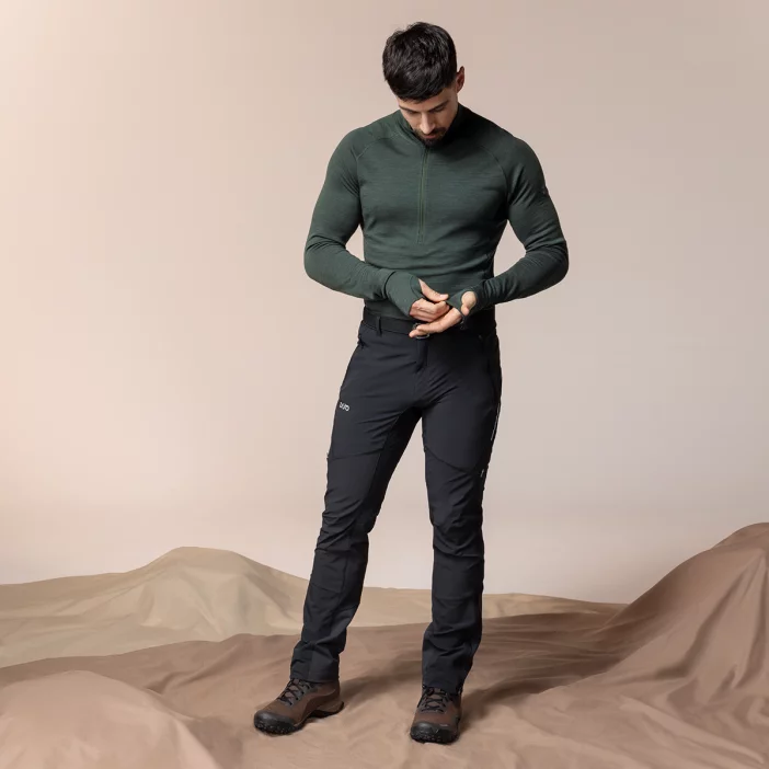 Odolné softshellové turistické nohavice.