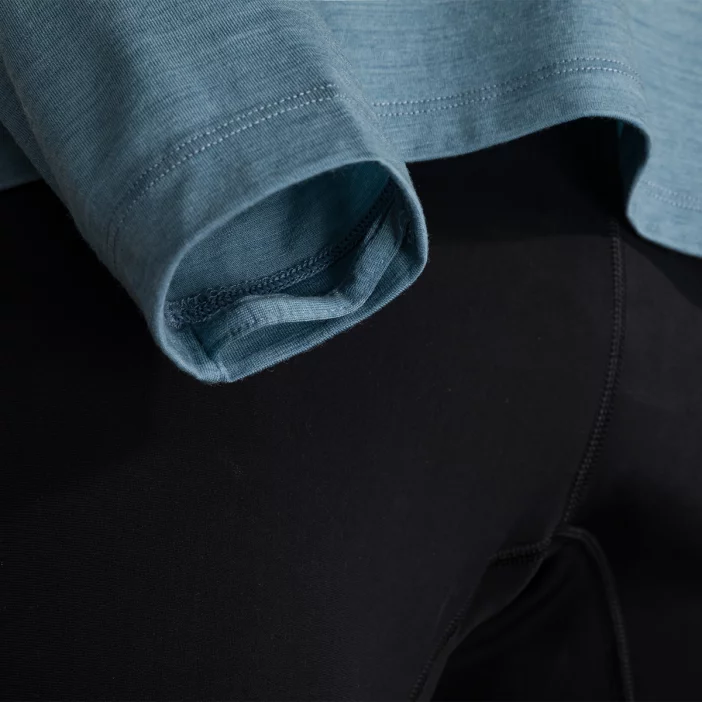 Voľná mikina z merino vlny so slučkami na palce a kapucňou