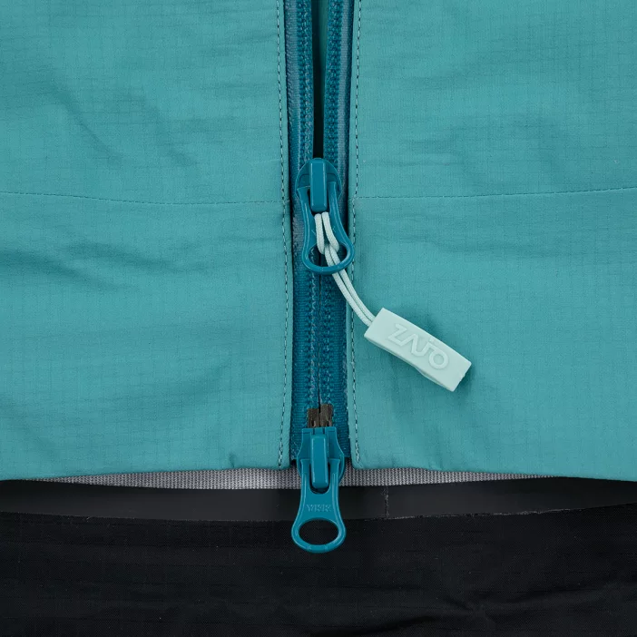 Nepremokavá hardshellová bunda s priedušnou membránou.