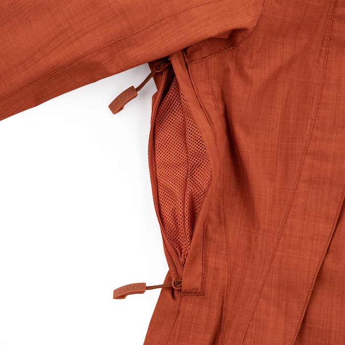 Nepremokavá bunda s priedušnými vlastnosťami.