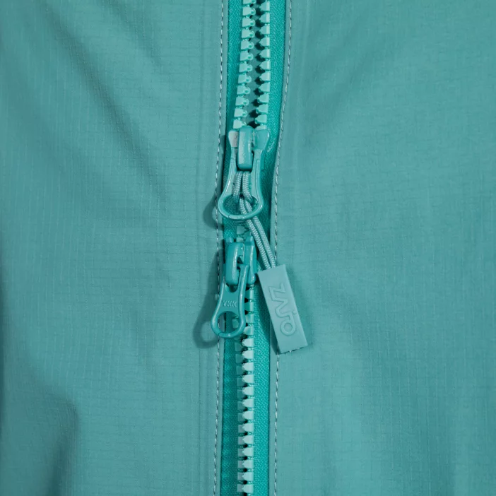 Nepremokavá hardshellová bunda s priedušnou membránou.