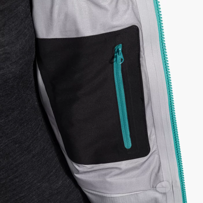 Nepremokavá hardshellová bunda s priedušnou membránou.