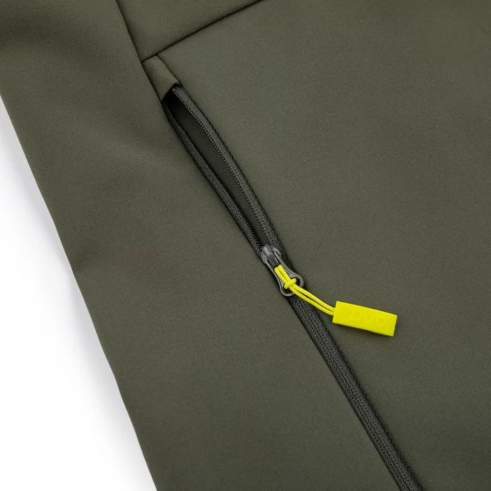 Ľahká a vetruodolná softshellová bunda.