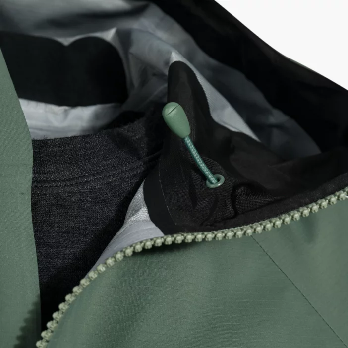 Nepremokavá hardshellová bunda s priedušnou membránou.