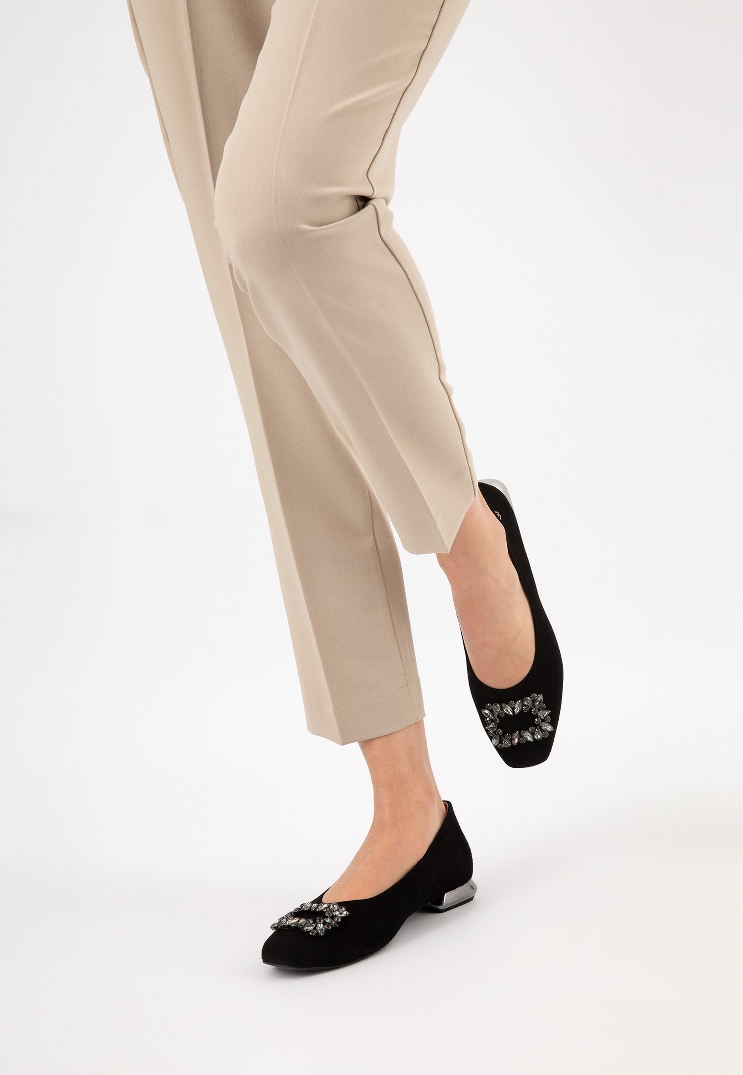 Czarne baleriny na obcasie z błyszczącą ozdobą