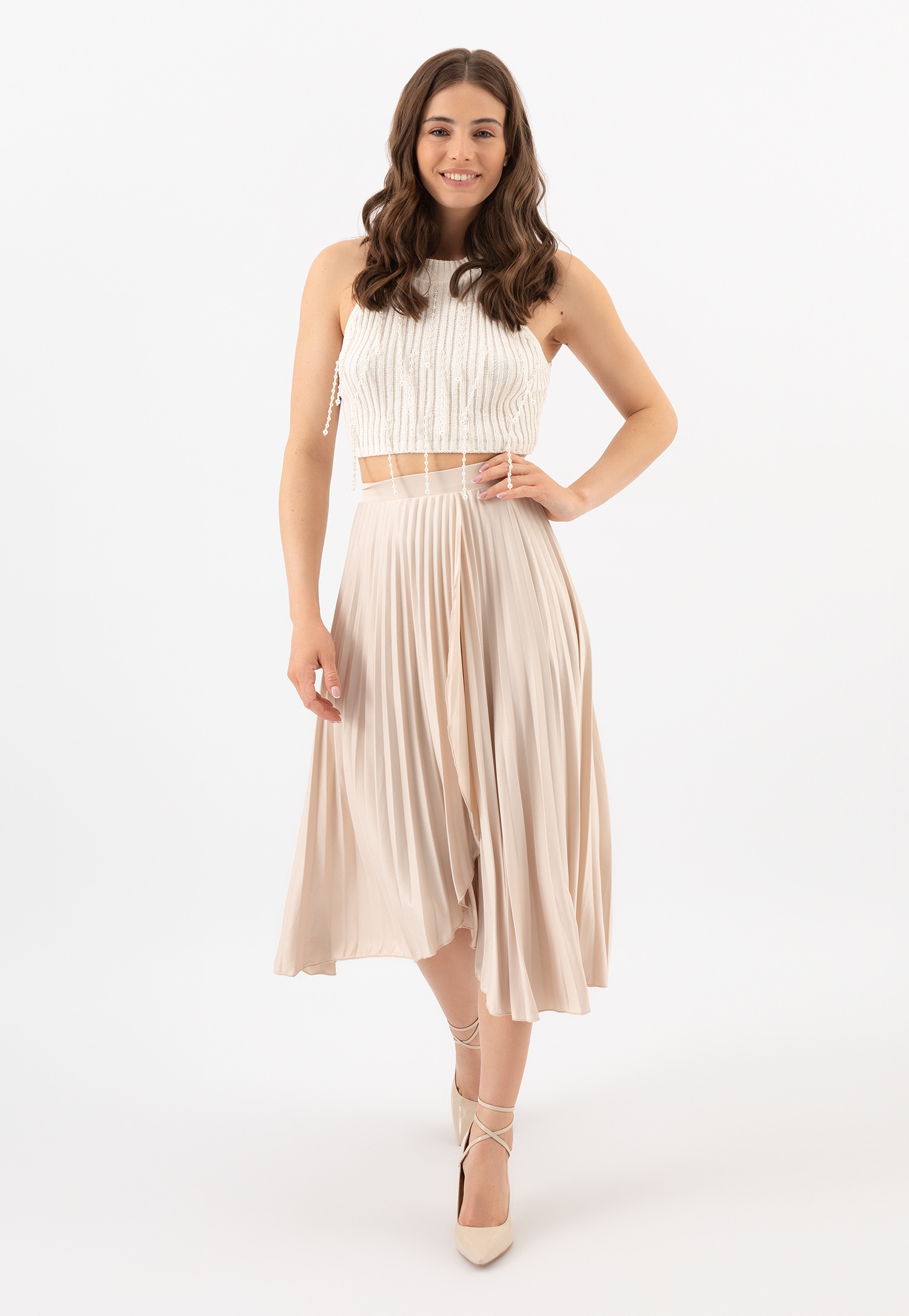 Beżowe czółenka damskie z długim paskiem oplatającym kostkę