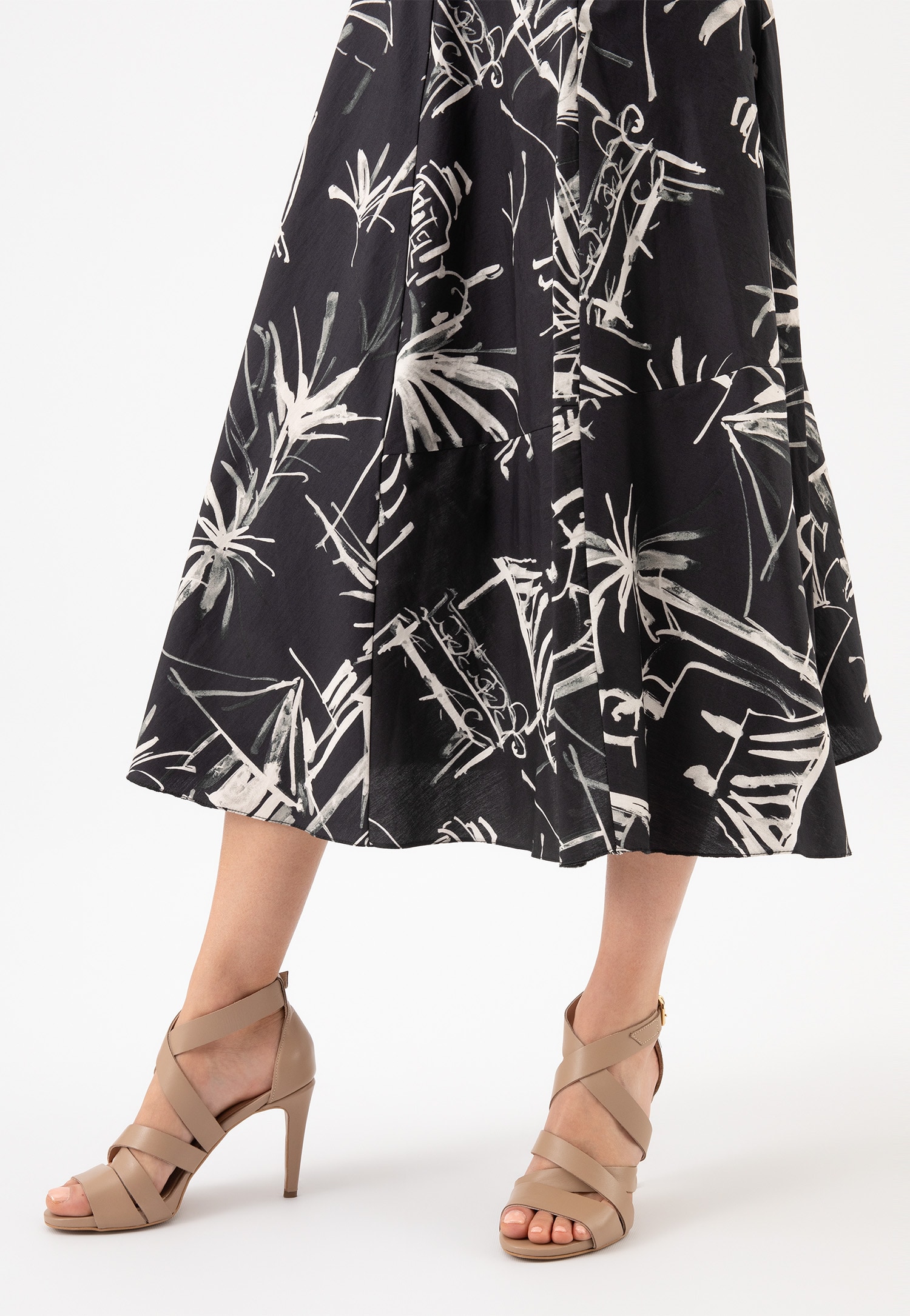 Oryginalne beżowe sandały na szpilce ze srebrnymi przetarciami