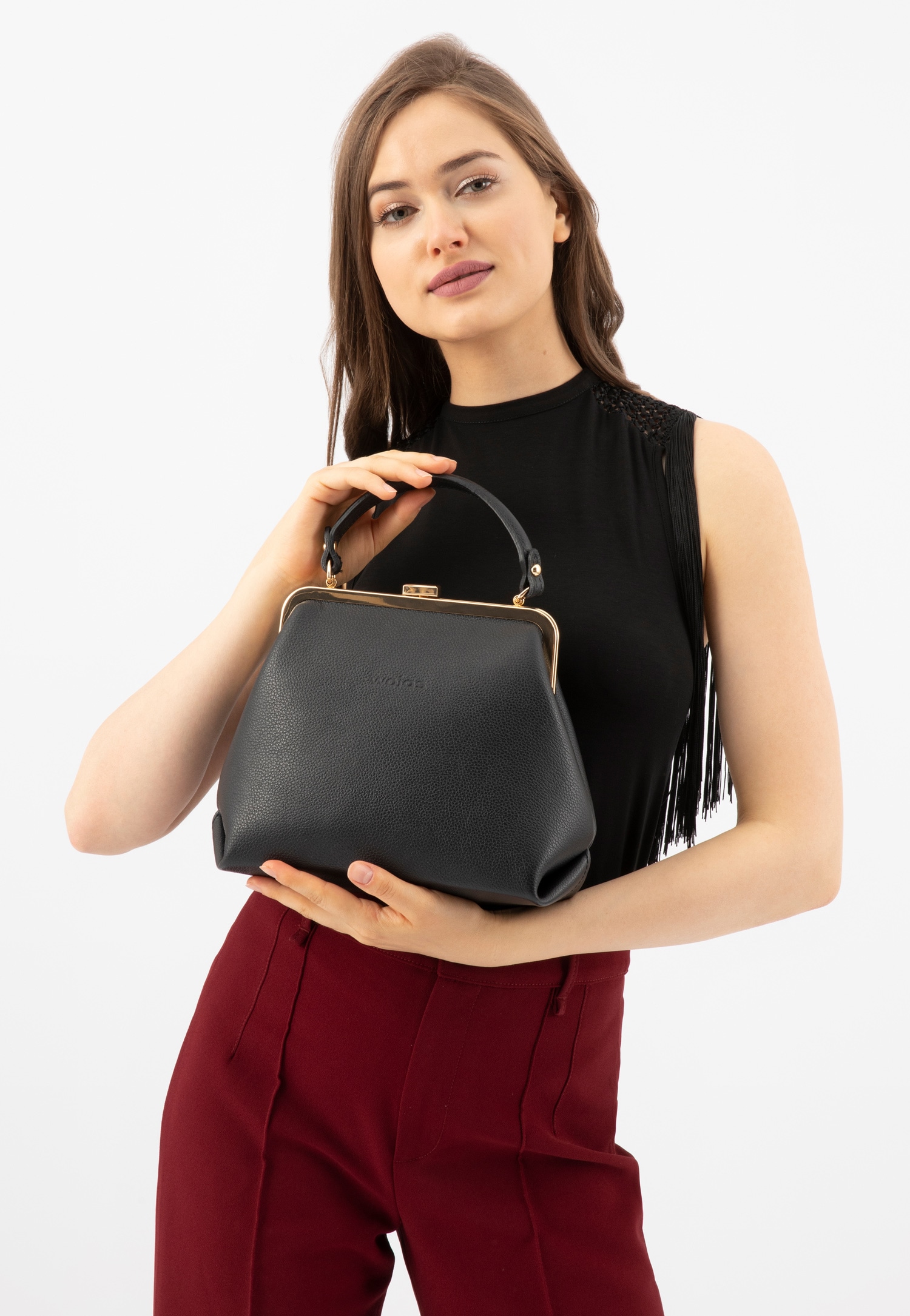 Beżowa torebka damska typu frame bag ze złotymi metalowymi elementami