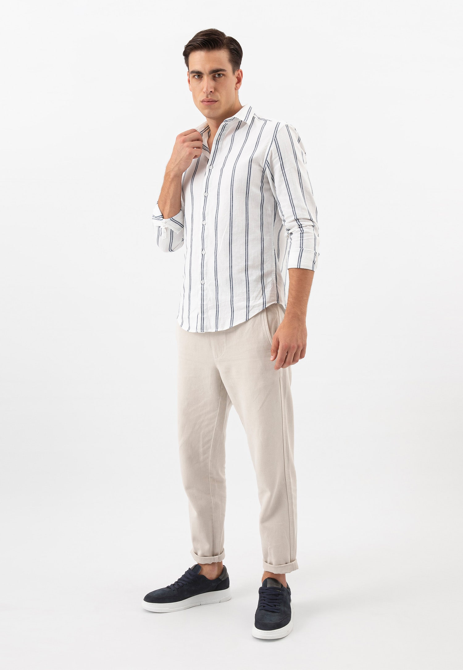 Granatowe półbuty męskie typu trampki z białą podeszwą