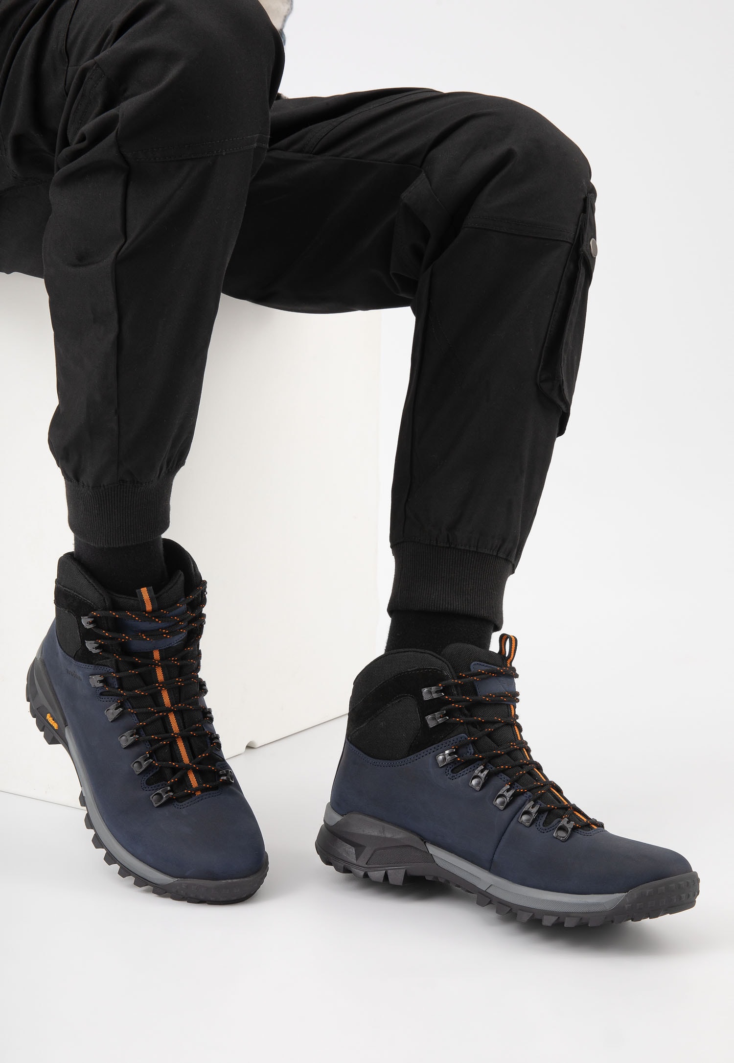 Czarne trzewiki trekkingowe z łączonych materiałów