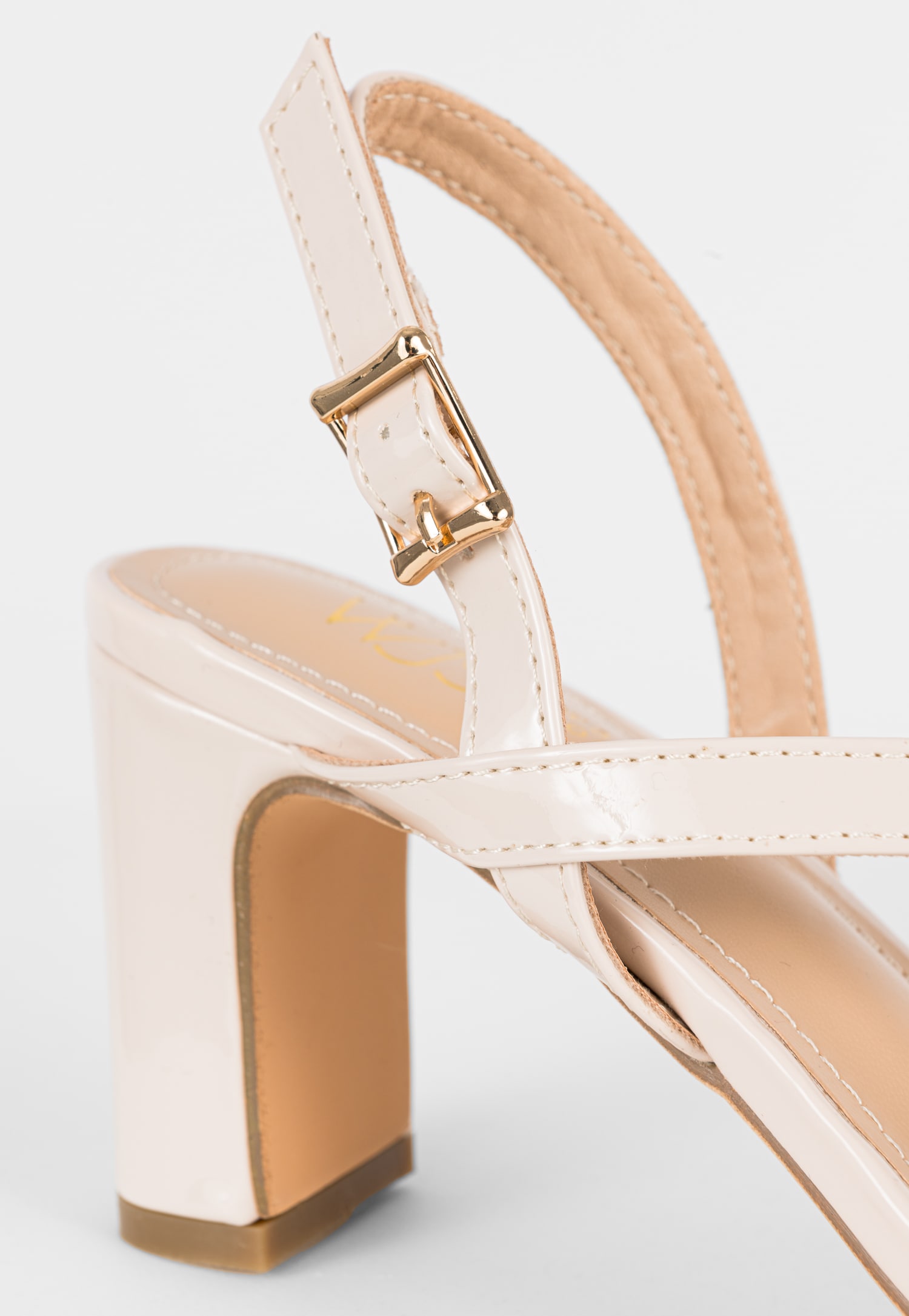 WJS czarne lakierowane sandały damskie na szerokim obcasie