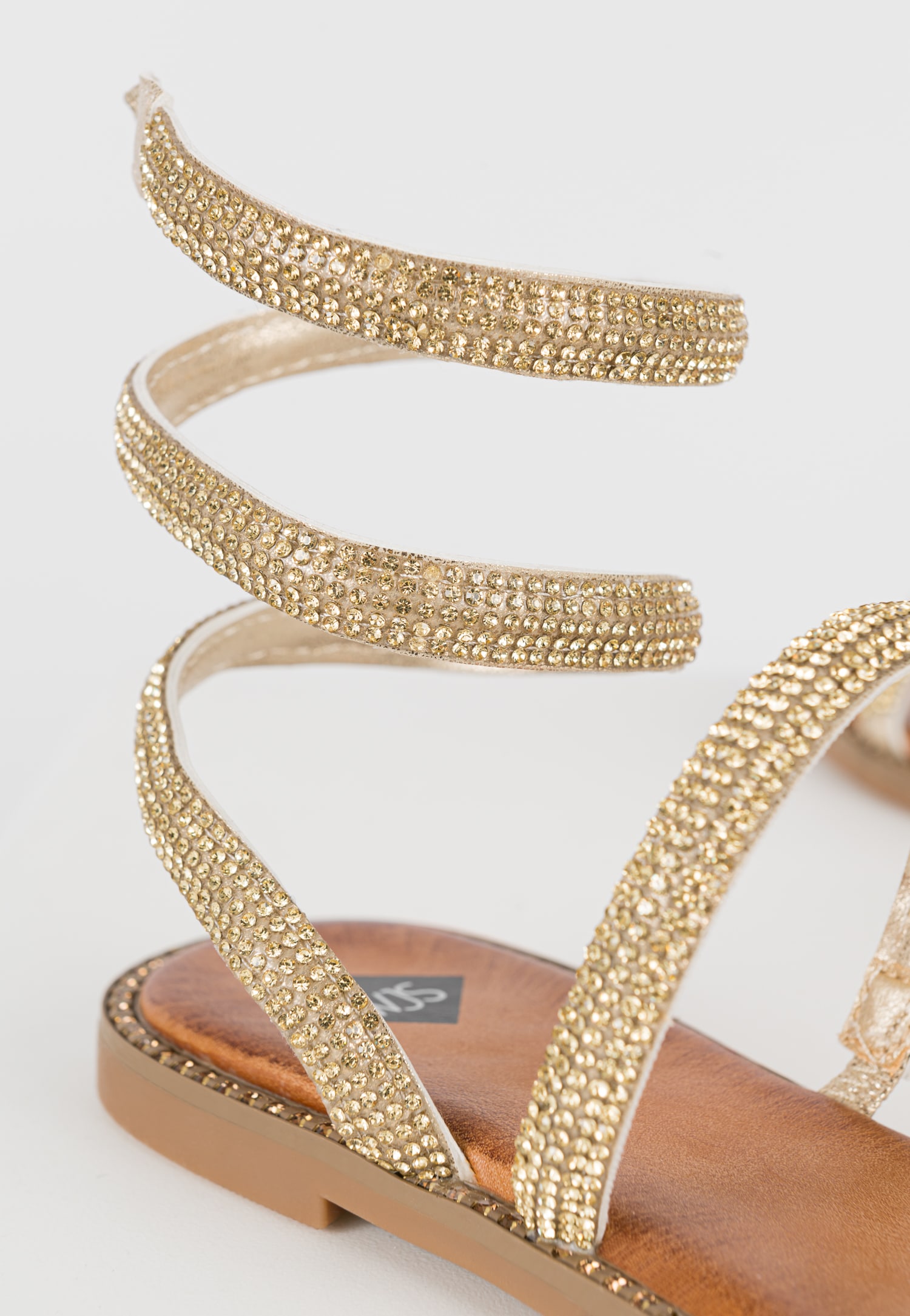 WJS płaskie sandały ze sprężyną z kryształkami wokół łydki