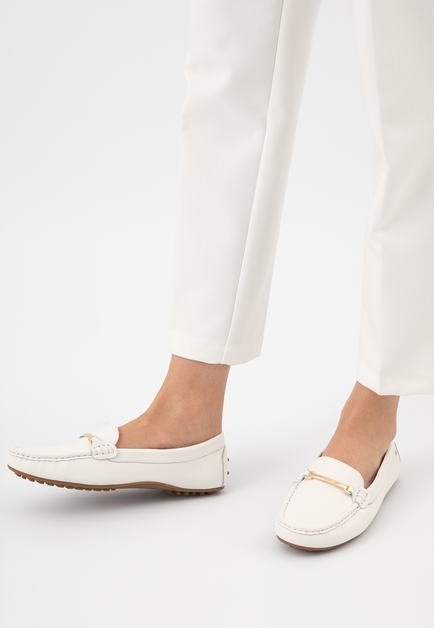 Białe skórzane mokasyny damskie ze złotą ozdobą