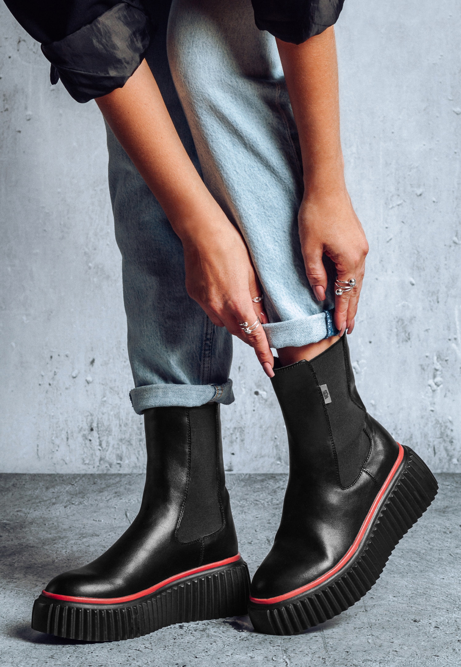 WJS czarne sztyblety z czerwoną obramówką na podeszwie