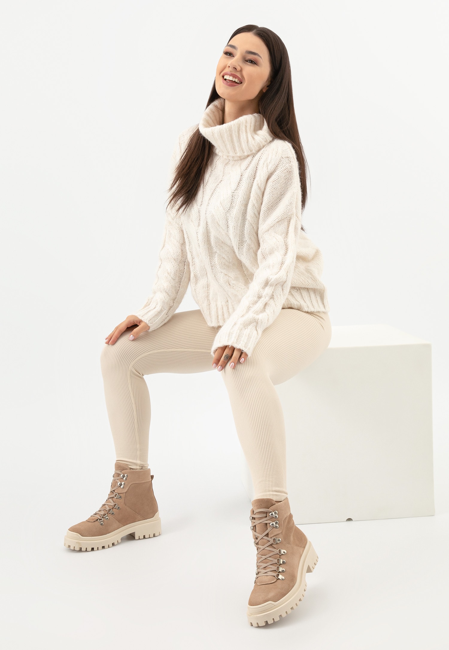 Czarne sznurowane trzewiki damskie z białą podeszwą