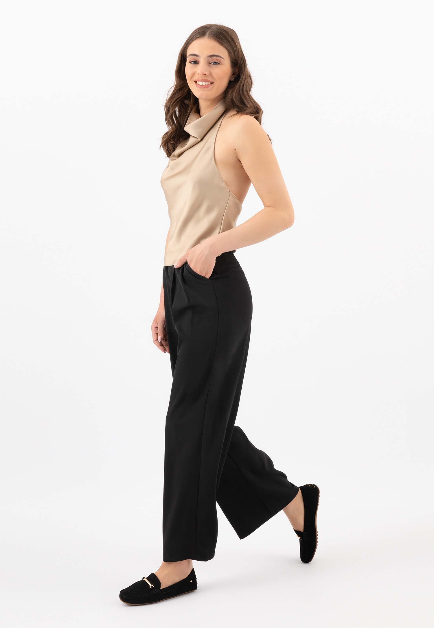 Białe skórzane mokasyny damskie ze złotą ozdobą