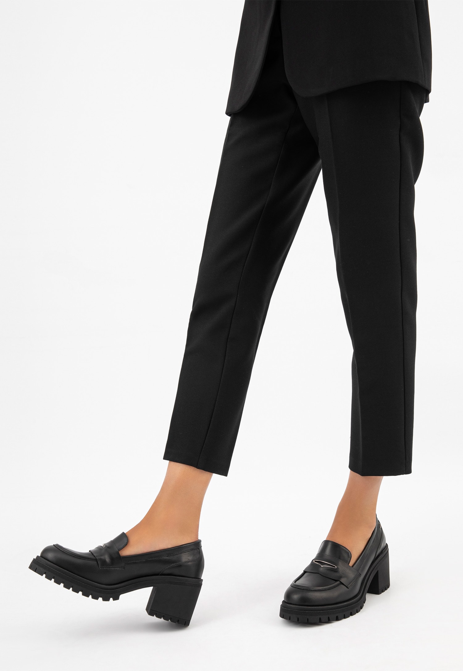 Czarne mokasyny damskie na szerokim obcasie