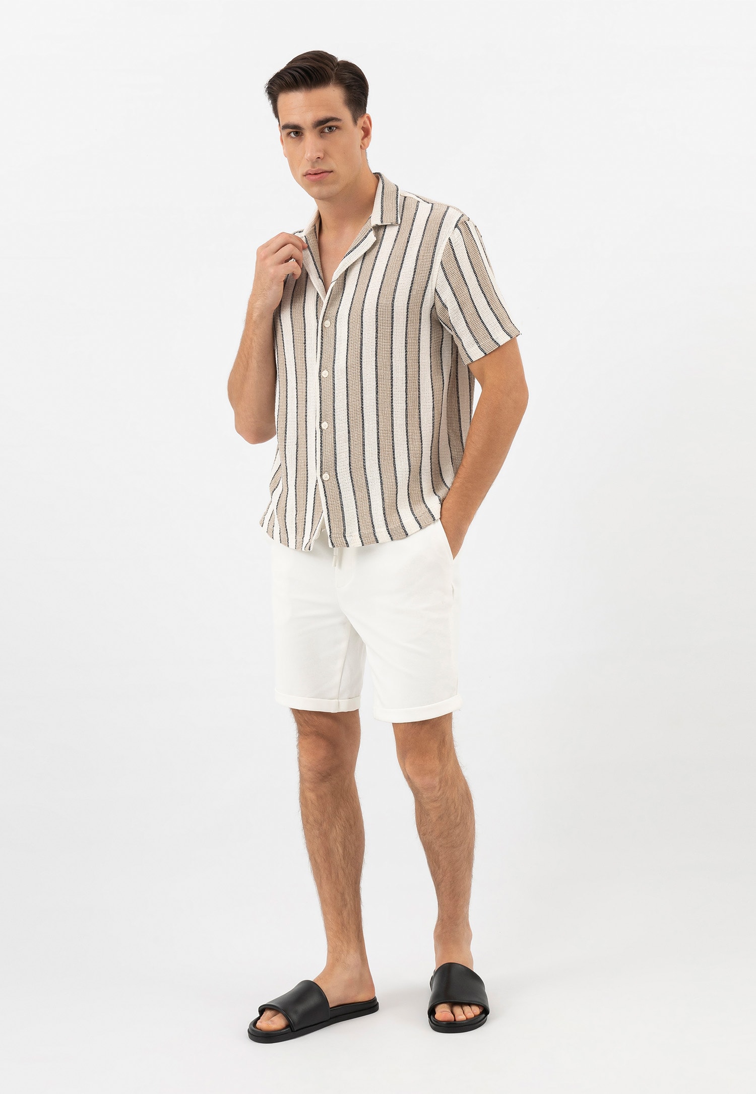 Czarne klapki męskie z gładkiej skóry licowej