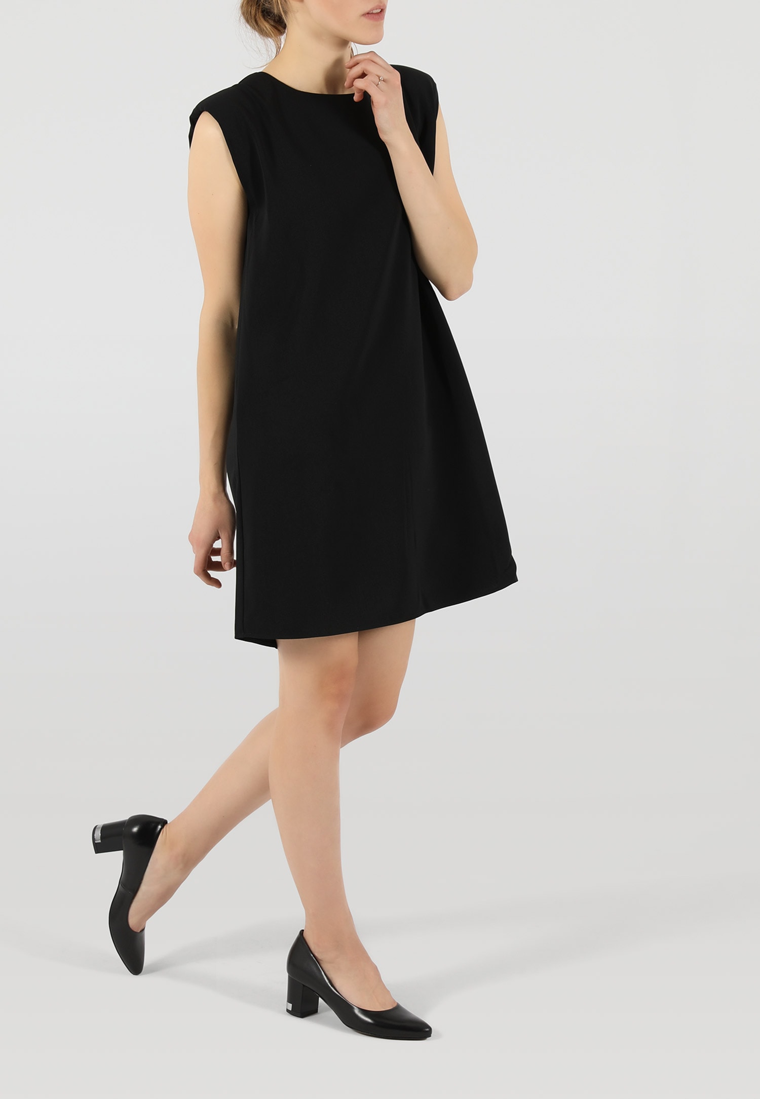 Czarne czółenka damskie z ozdobną blaszką na obcasie