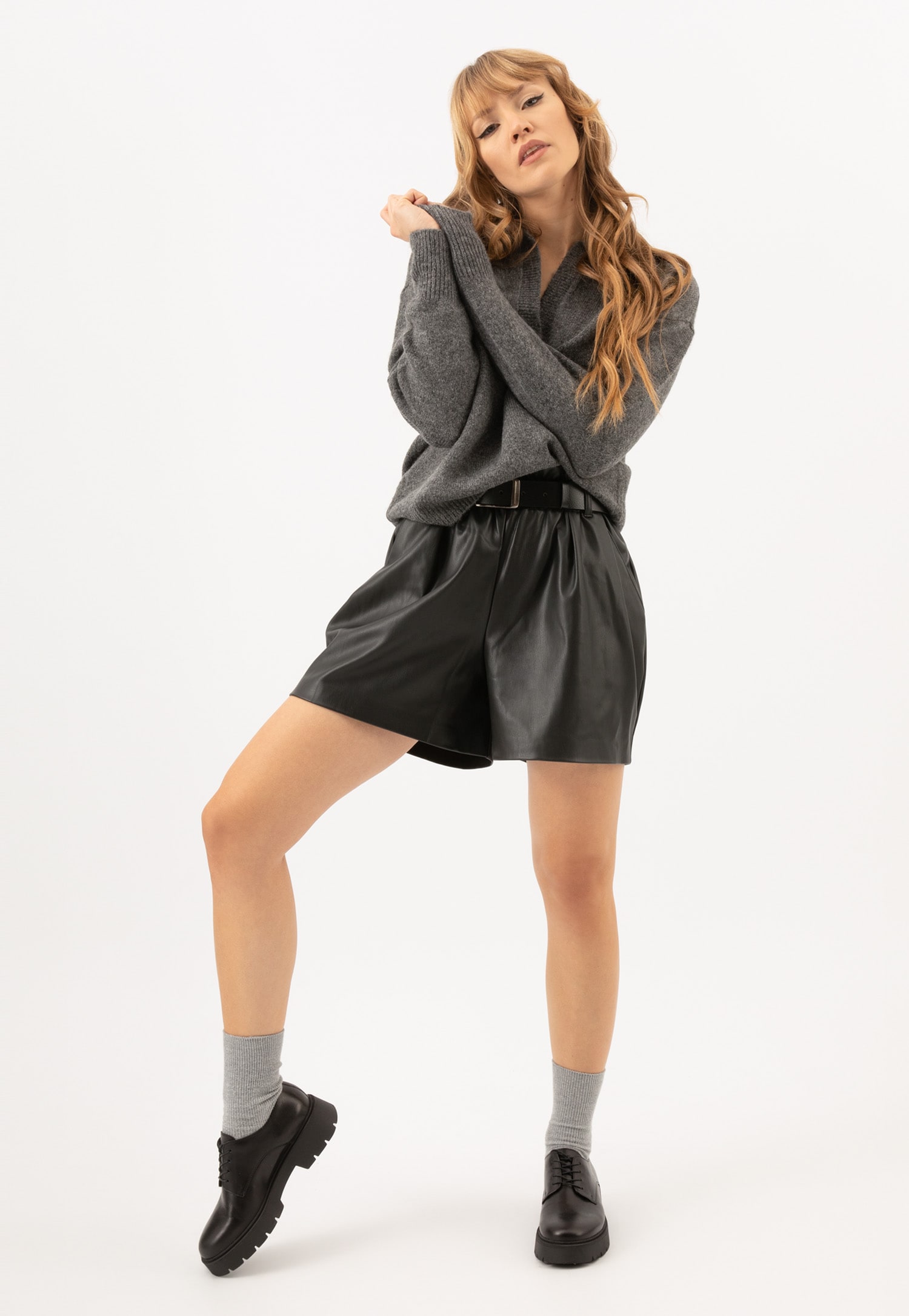 Czarne sznurowane półbuty damskie z gładkiej skóry licowej