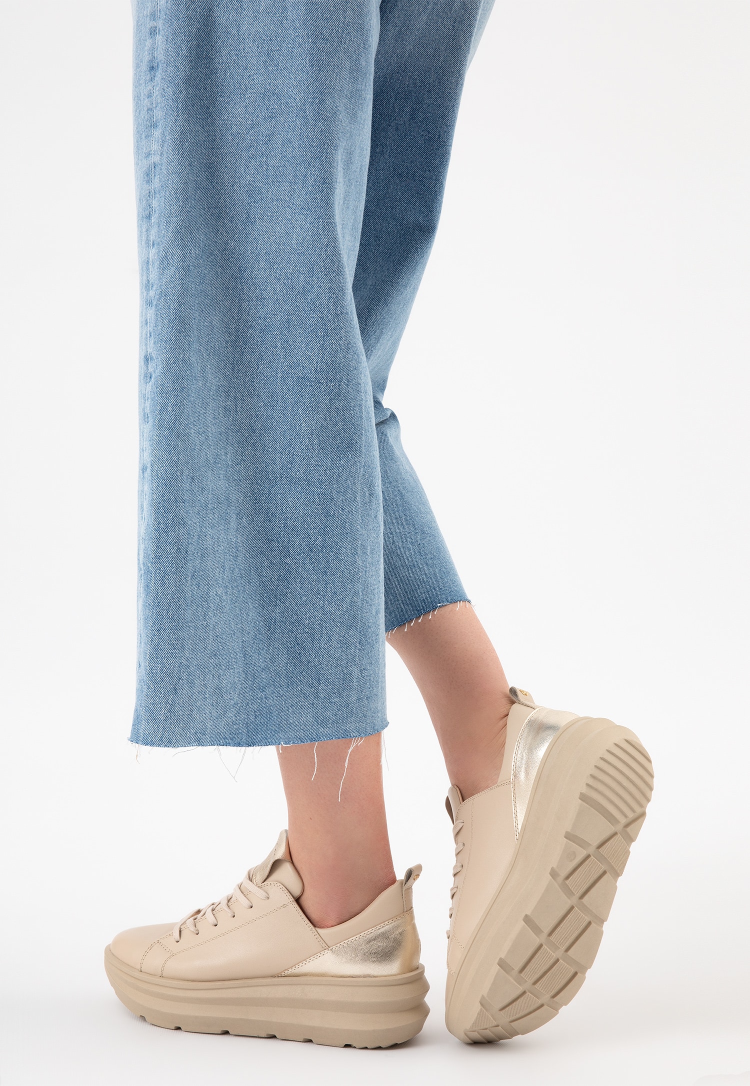 Białe sneakersy damskie ze srebrnymi wstawkami