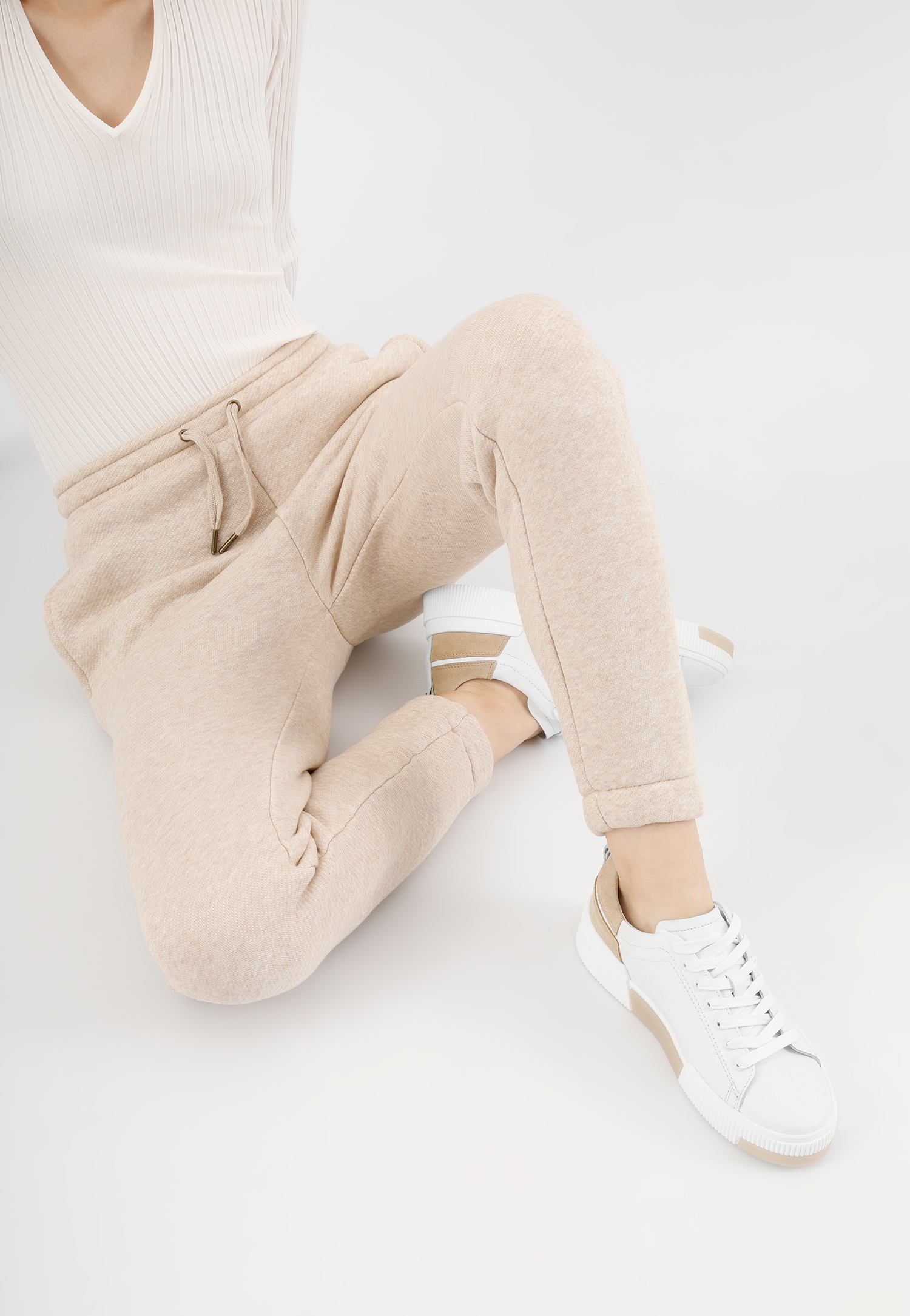 Białe trampki damskie z beżowymi akcentami