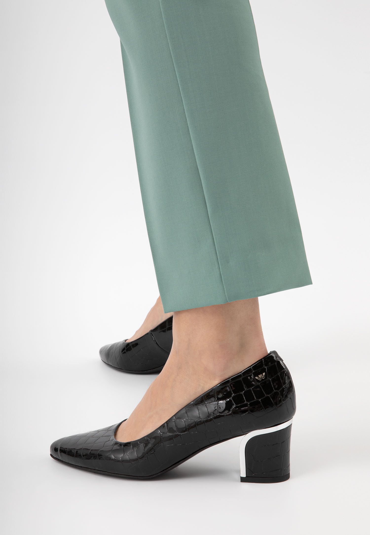 Czarne czółenka damskie z ozdobnym obcasem