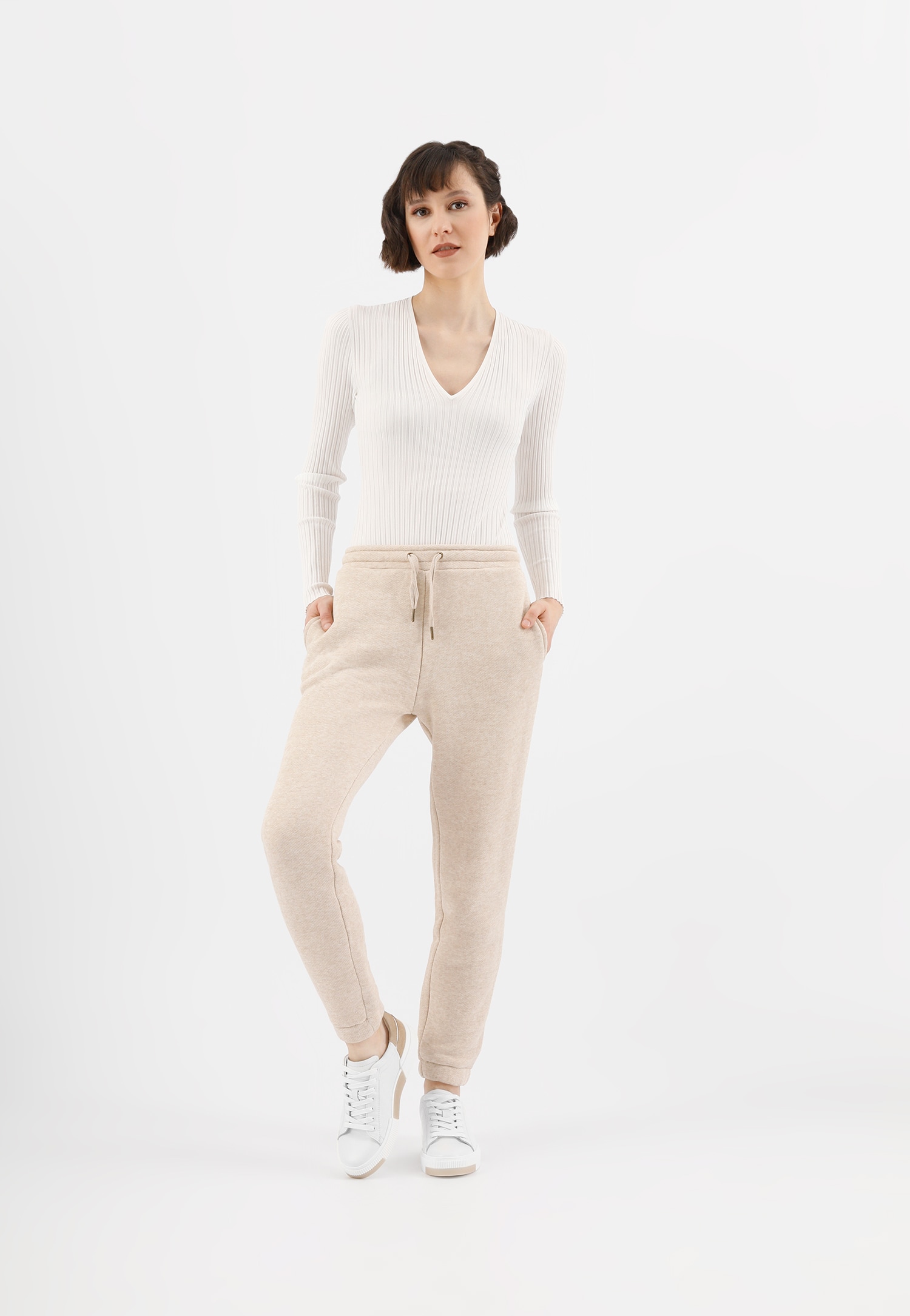 Białe trampki damskie z beżowymi akcentami