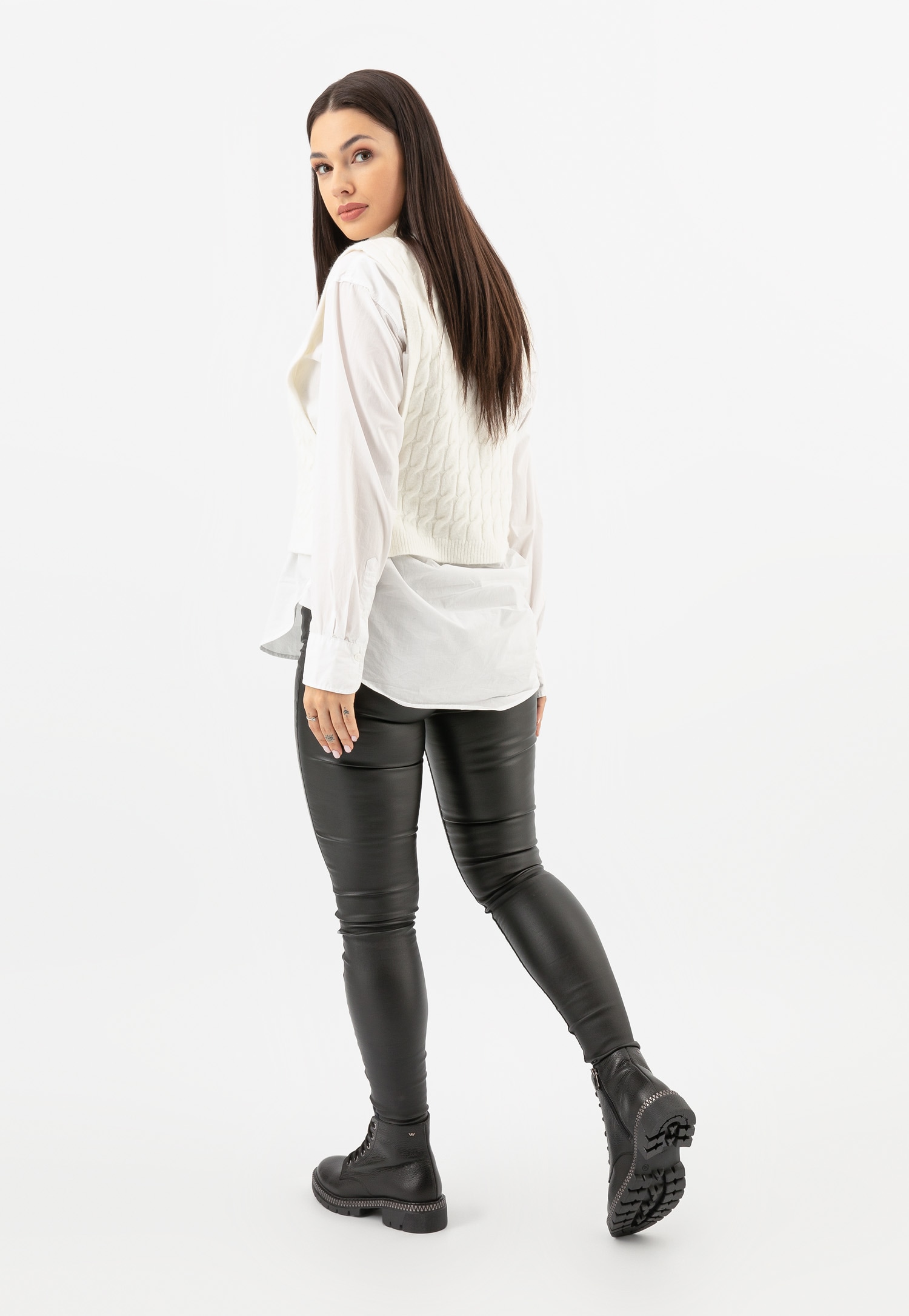 Czarne trzewiki damskie z ozdobnym złotym zamkiem na podeszwie