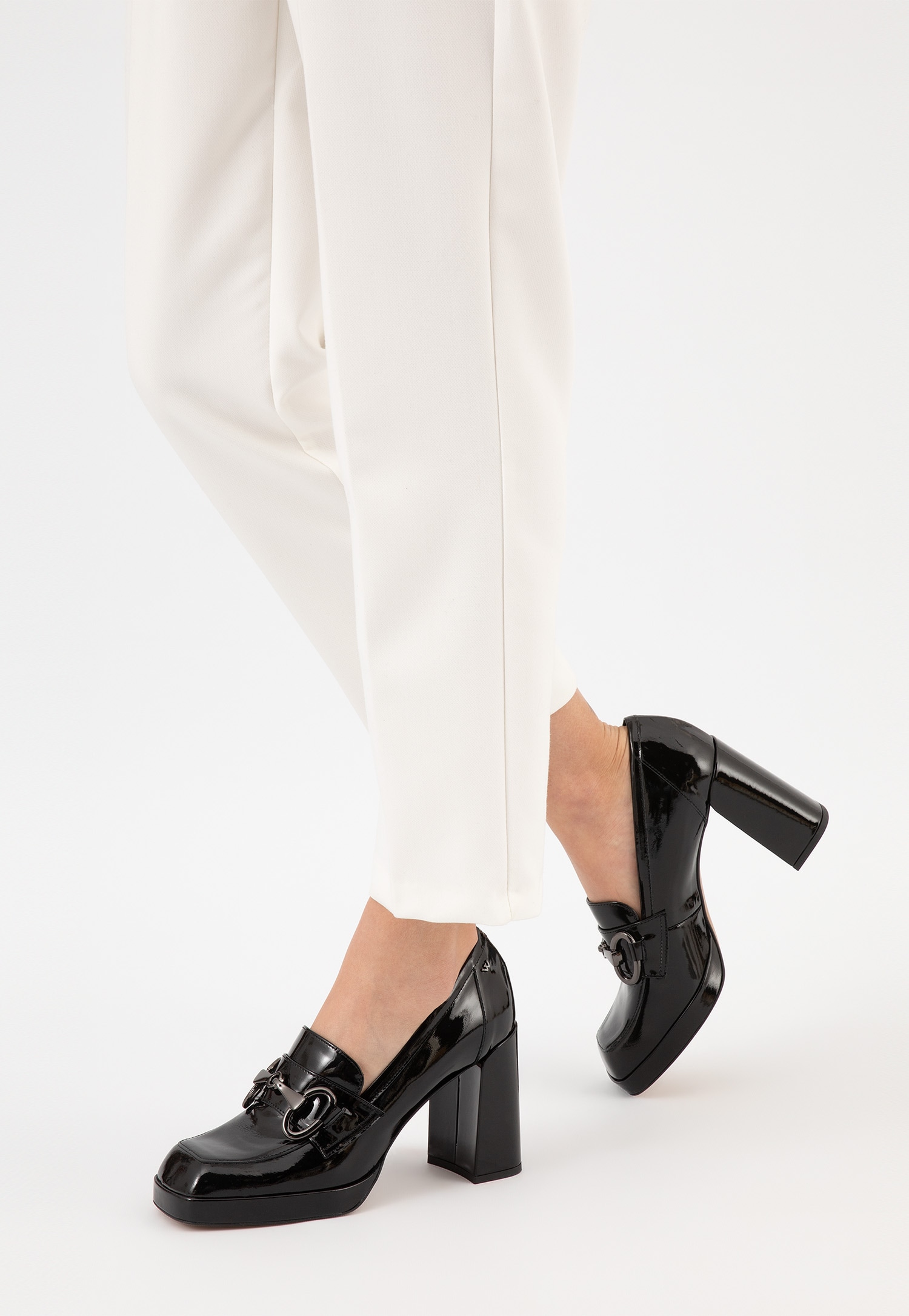 Wysokie lakierowane mokasyny damskie na słupku