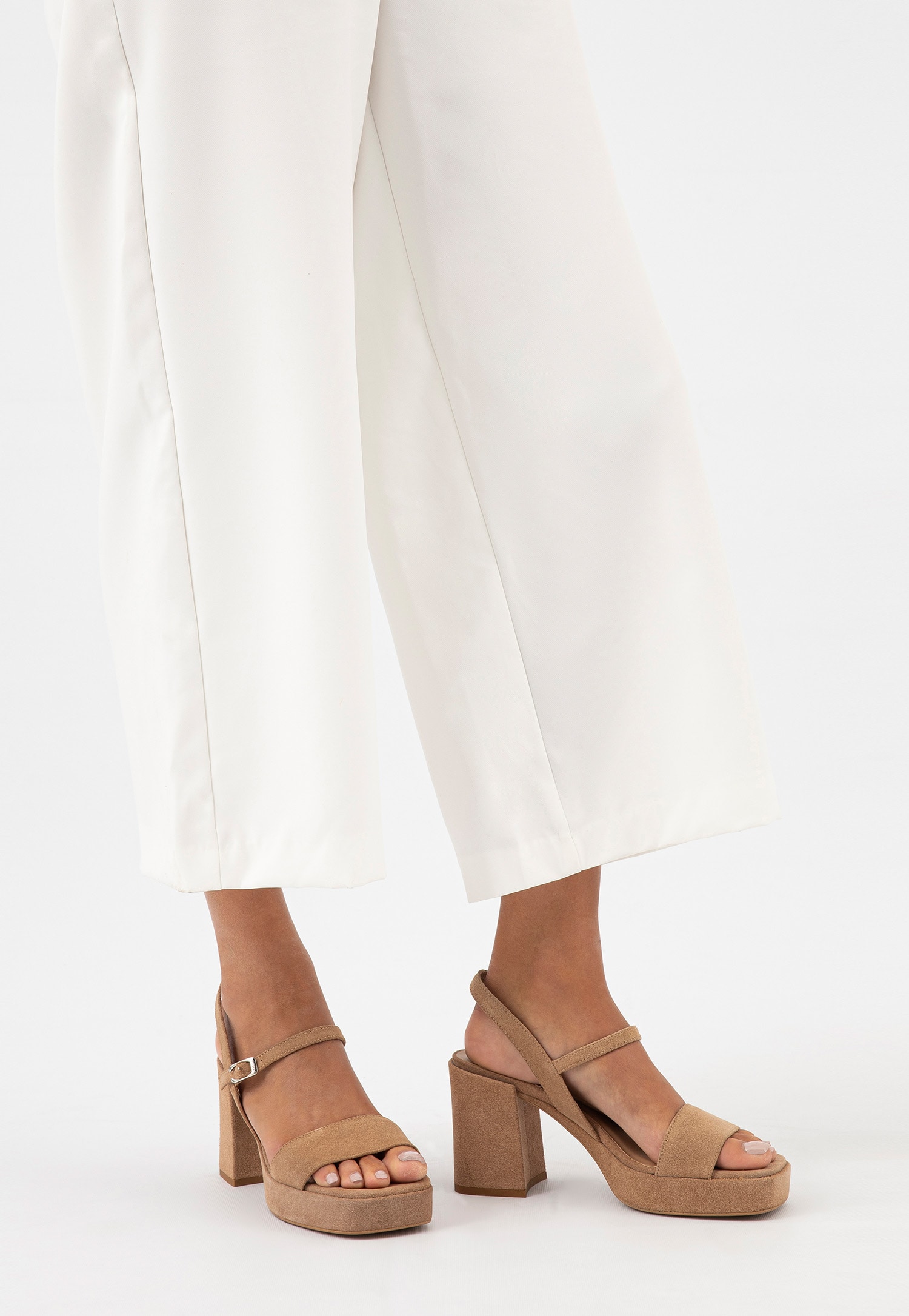 Beżowe sandały damskie z odkrytą piętą na szerokim słupku